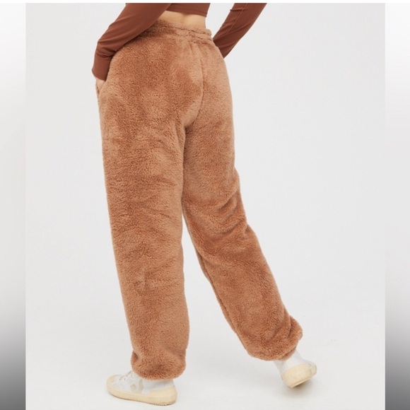 Aerie fluffy Sherpa Jogger - Picture 3 of 5